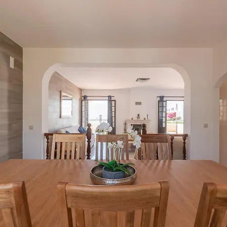 Angelina, Close To Shopping,restaurants, Modern, Gorgeous Balcony Views! *