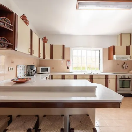 Angelina, Close To Shopping,restaurants, Modern, Gorgeous Balcony Views!
